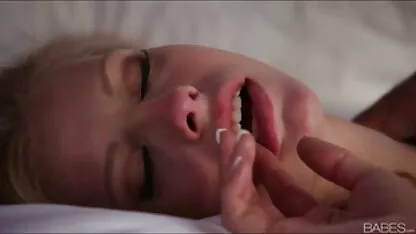 चश्मे के साथ लड़की बहुत सेक्सी है! सेक्सी एचडी मूवी सनी लियोन