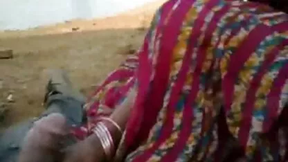मैं स्तन के लिए मेरी शर्ट में हिंदी फिल्म सेक्सी एचडी में एक छेद में कटौती!